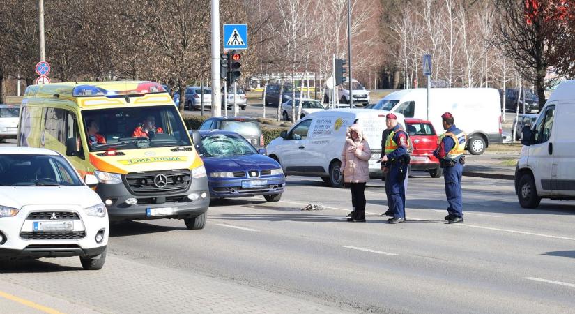 A forgalmas pécsi főúton gázoltak el egy gyalogost – VIDEÓ