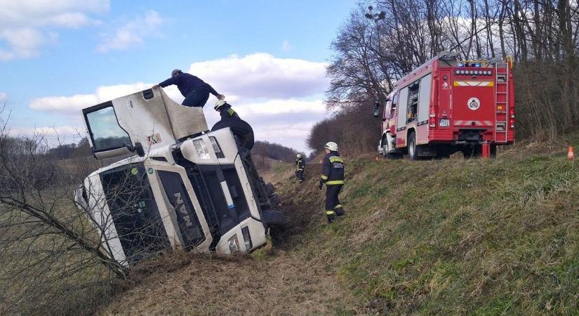 Építőanyagot szállító kamion borult az árokba a szomszédos vármegyében - fotó