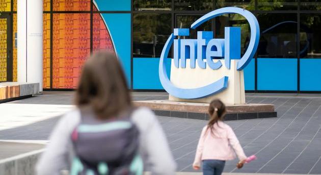 A Qualcommnál is veszélyesebb vevőjelöltek sündörögnek az Intel körül