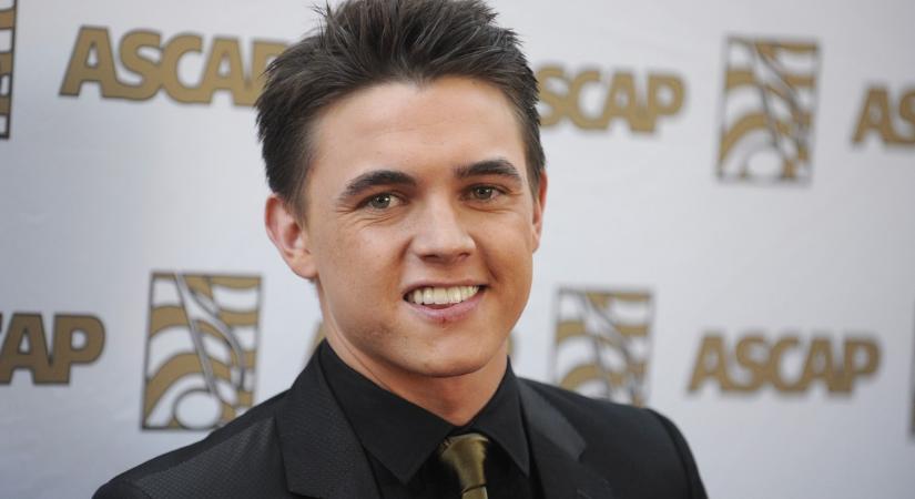 Apa lesz az imádott tinisztár! Első gyermekét várja Jesse McCartney és felesége