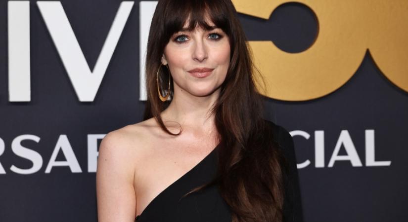 Dakota Johnson dögös, felsliccelt szettje mindent vitt: azt hívják álomruhának, amit a színésznő viselt