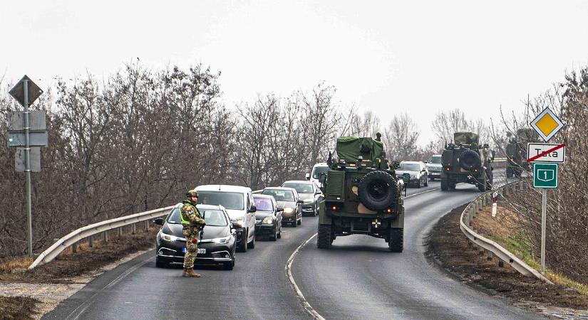 Beindult a magyar hadsereg: fennakadásra és bámészkodásra kényszerülnek az autósok