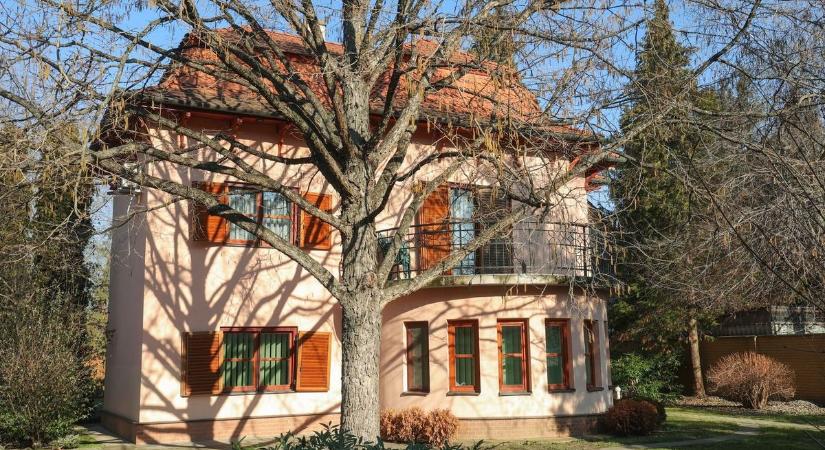 Hétfőn eldőlt a Szent-Györgyi-villa sorsa, miközben kiderült, mennyibe kerül egy Balatoni nyaralás