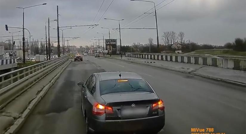 VIDEÓ: Büntetőfékezett a Citroen sofőrje, a trolibusz meg tarolt