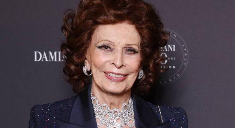 Ő Sophia Loren fiának gyönyörű felesége: az 51 éves Sasha sugárzó, szőke szépség