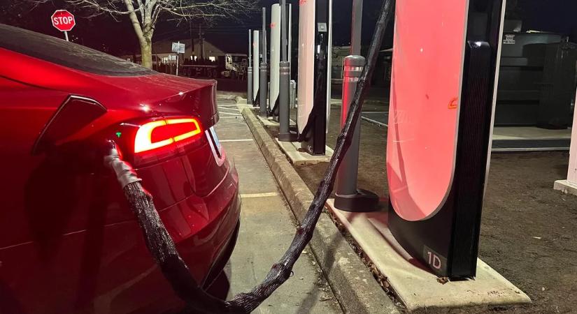 Új trükköt vet be a Tesla, pórul járnak a tolvajok – videó