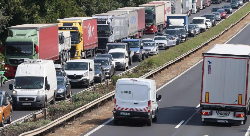 Fantomdugó az M1-esen: így okoznak balesetveszélyes helyzetet a katasztrófaturisták videó