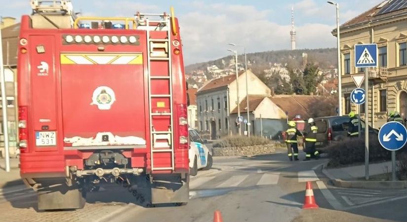 Baleset: tűzoltók vonultak ki a Király utcába!