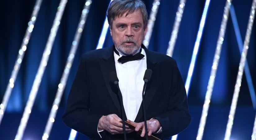 Lecsúszott a színészlegenda nadrágja a BAFTA-gála színpadán: pont díjat adott át Mark Hamill