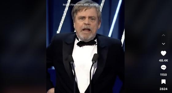 Videón a meghökkentő pillanat, amikor Mark Hamill nadrágja lecsúszott a színpadon