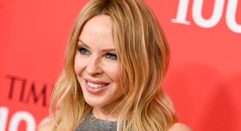 Merész combcsizmában babonázott meg mindenkit Kylie Minogue: az énekesnő dögösebb, mint valaha