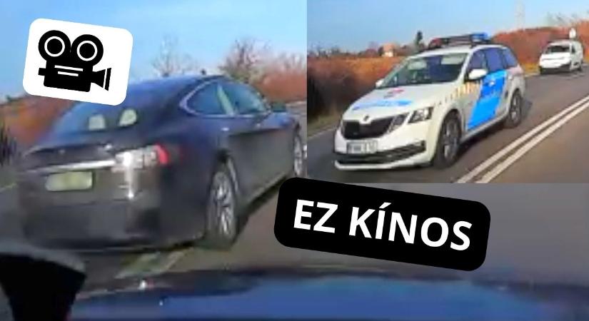 Előzött a teslás a dupla záróvonalon, rendőrautó jött szemből, amivel majdnem ütközött is