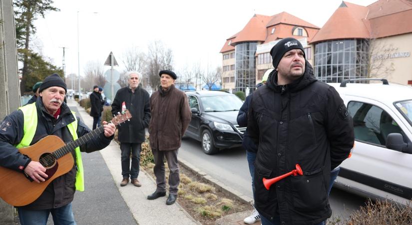 Tüntetők várták a Fidesz kihelyezett frakcióülésre érkezőket Balatonfüreden - felcsendült „ A börtön ablakába” című dal is - videó