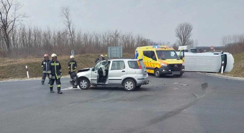 Személyautó és teherautó karambolozott Győrszemerénél – Félpályán halad a forgalom