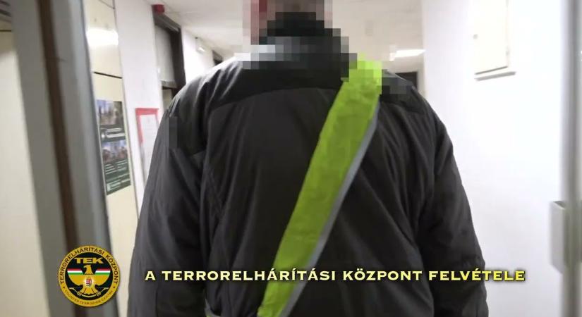 Döbbenet: iskolai mészárlásra készült egy fiú Vas vármegyében: rengeteg fegyvert találtak az otthonában – videók