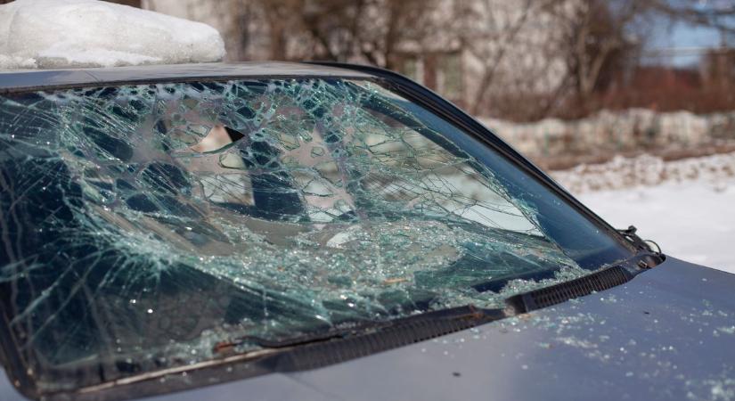 Halálfélelem a 4-esen, törött szélvédőjű autók hevertek mindenütt az út szélén