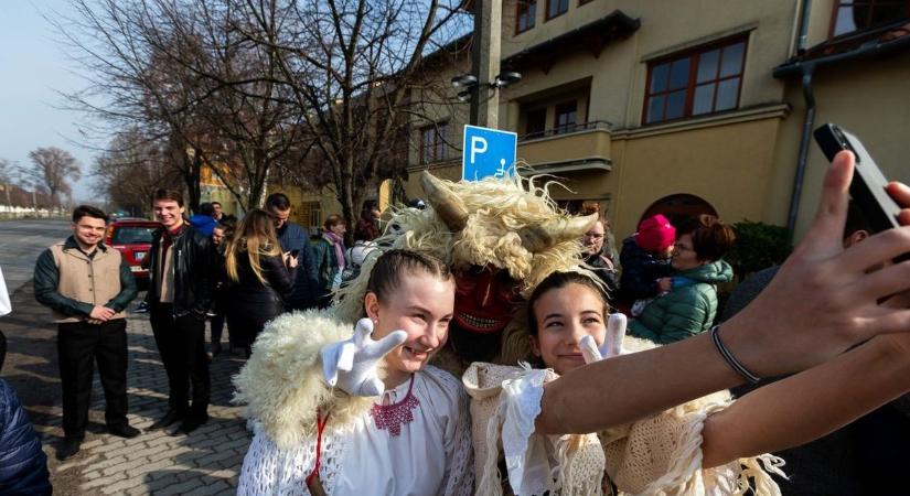 Zajos télbúcsúztató és farsangi programok a Balatonnál