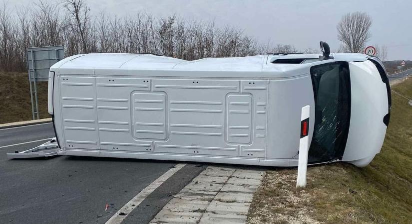 Kórházba került a Győrszemere előtti baleset sofőrje