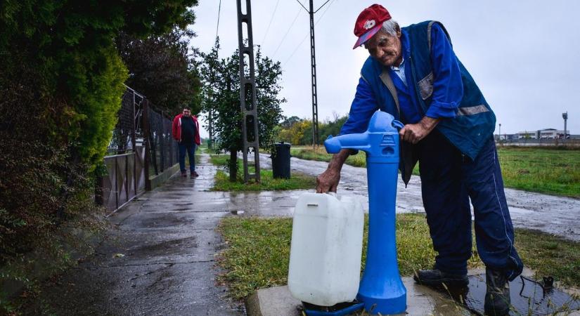 Elzárták a vizet néhány nemfizető miatt – a lakók a közkúthoz járnak már napok óta