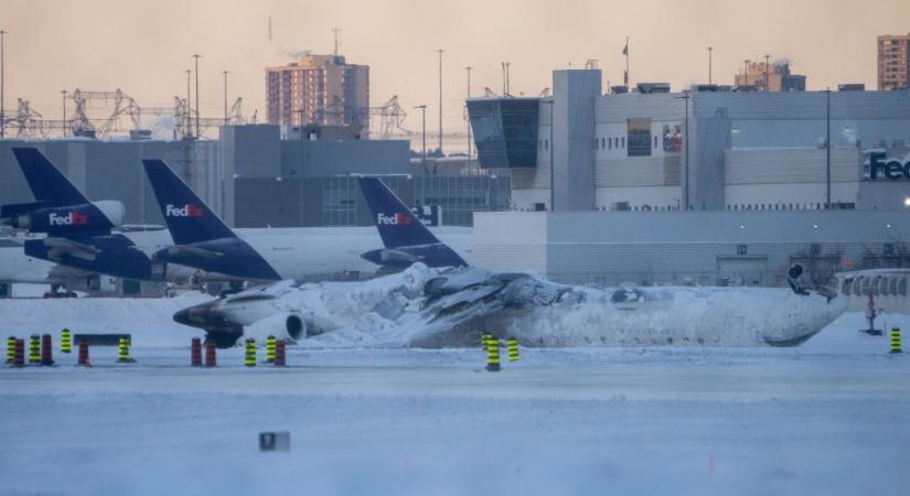 Videón, ahogy felborul a Delta Airlines 80 embert szállító repülőgépe