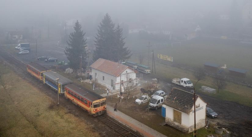 Eredeti hangulatos formáját megőrizve újul meg ez a Nógrád vármegyei vasúti épület