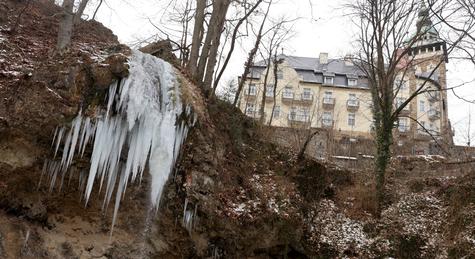 Különleges látványt nyújt a jéggé fagyott a vízesés Lillafüreden - fotók