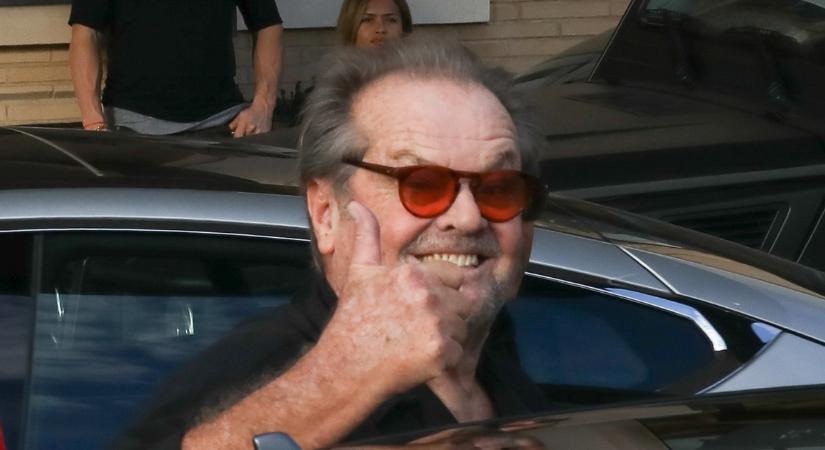 A 87 éves Jack Nicholson már járni is alig tud! Két ember kell mellé, de így is ő a legnagyobb sztár - videó