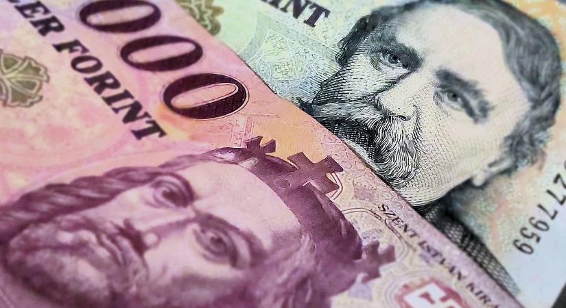 Már csak egy lépésre a forint 400-as határtól