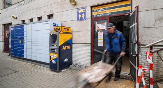 Kelenföldi fizetős vécével indul Lázár János nagy vécéfelújítása