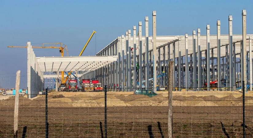 Gőzerővel épül a logisztikai központ Félegyházán, elszállítják a szabálytalanul parkoló autókat