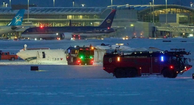 Videón, ahogy evakuálják a Delta Airlines hátán landolt gépének utasait