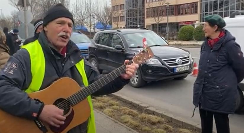 Néhány tucat ember lézengett a Tisza Párt által meghirdetett balatonfüredi tüntetésen