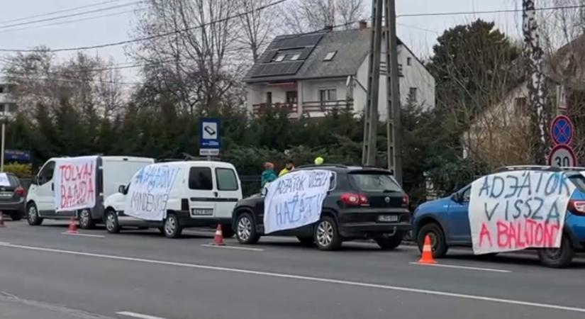 “Tolvaj banda!” Így fogadták Orbán Viktort és Kósa Lajost a párt kihelyezett frakcióülésén