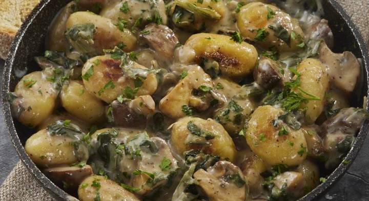 Krémes spenótos gnocchi gombával: egyserpenyős receptet mutatunk