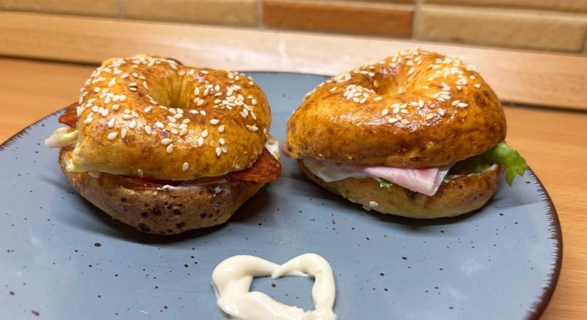 Kolléganőnk kelesztés nélküli, villámgyors túrós bagelje air fryerben sült mennyeien finomra