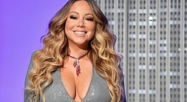 Elképesztően kínos: Mariah Carey elfelejtette az újév himnuszának szövegét – videó
