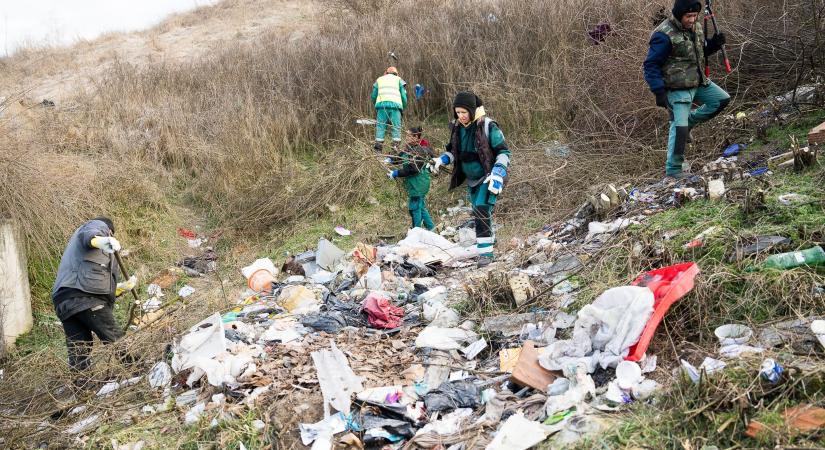 Ismét szeméthegyeket takarít a Városgondozás Kft. a Szalában