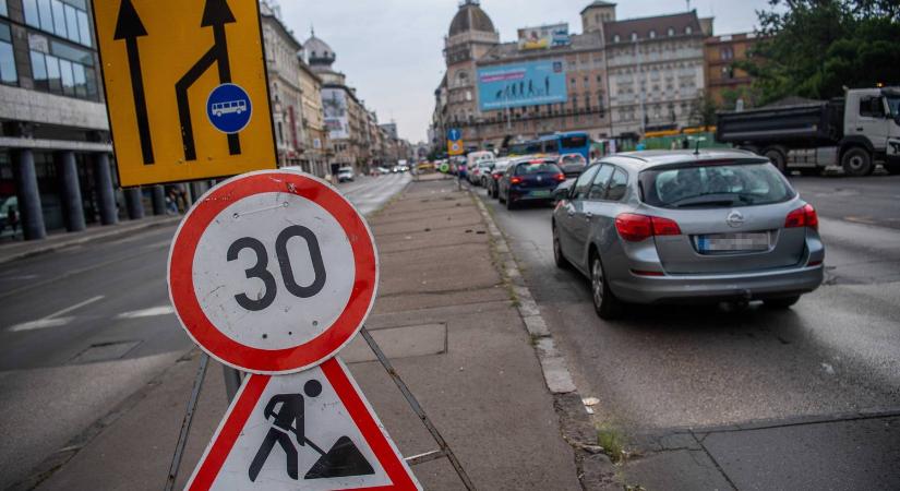 140-es autópályák, cipzár elv, kötelező tompított - itt az új KRESZ tervezete