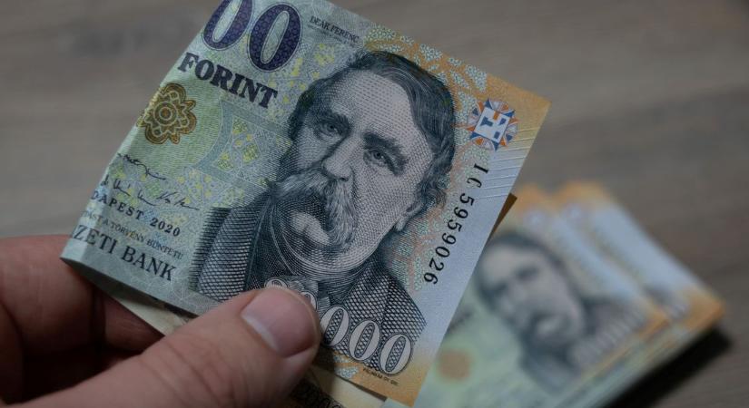 Eurót váltanál? Lélektani határon billeg a forint