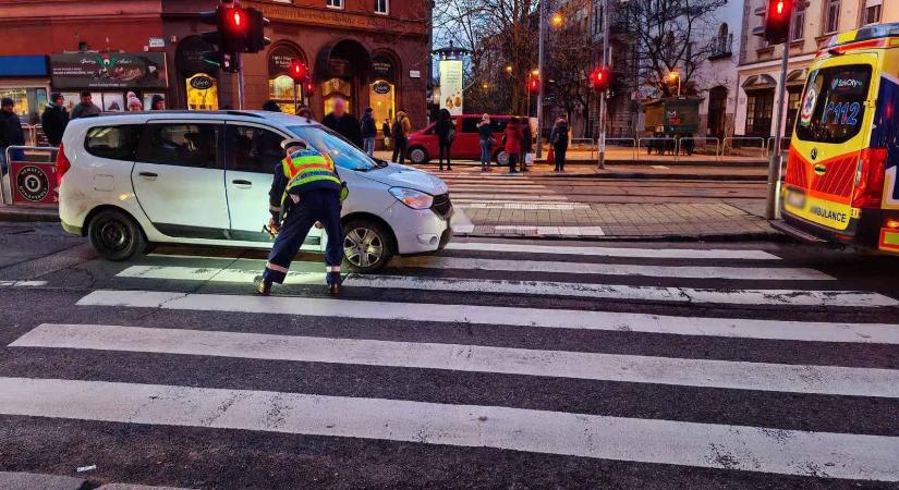 Sokkoló baleset Kaposváron: videón, ahogy elgázolnak egy 17 éves lányt az egyetem előtt