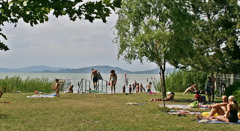 Balatonfenyves Fenyőstrand (István király utcai szabadstrand)