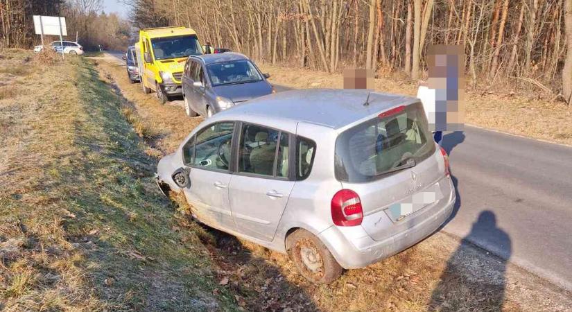 Ittas autós hajtott árokba két gyerekkel Sorokpolány közelében - helyszíni fotók