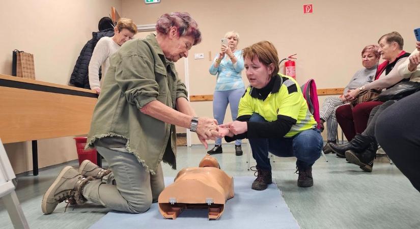 Nyugdíjas otthonban oktattak a tatabányai terepjárósok