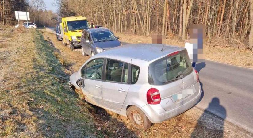 Két gyerekkel az autóban hajtott árokba az ittas sofőr a szomszéd vármegyében