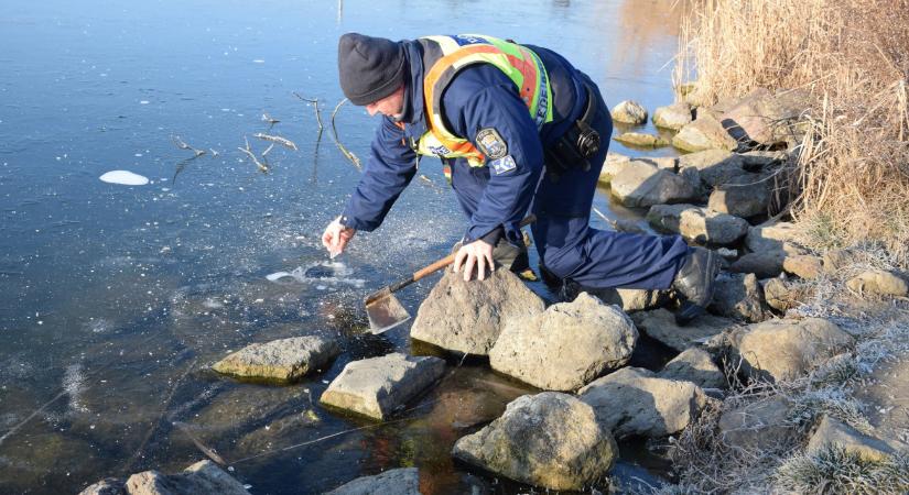 Megmérték a Tisza jegét a szolnoki rendőrök, életveszélyes