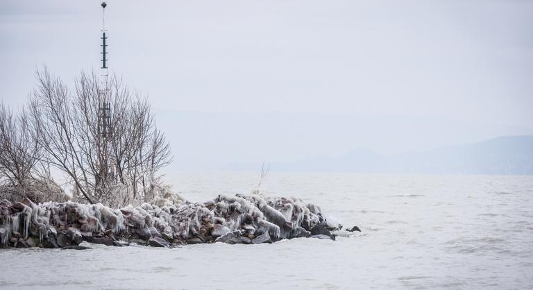 Elkezdett befagyni a Balaton, újabb szezonrekord született