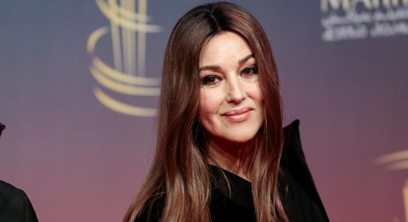 A 60 éves Monica Bellucci átlátszó ruhában mutatta meg tökéletes alakját – fotó