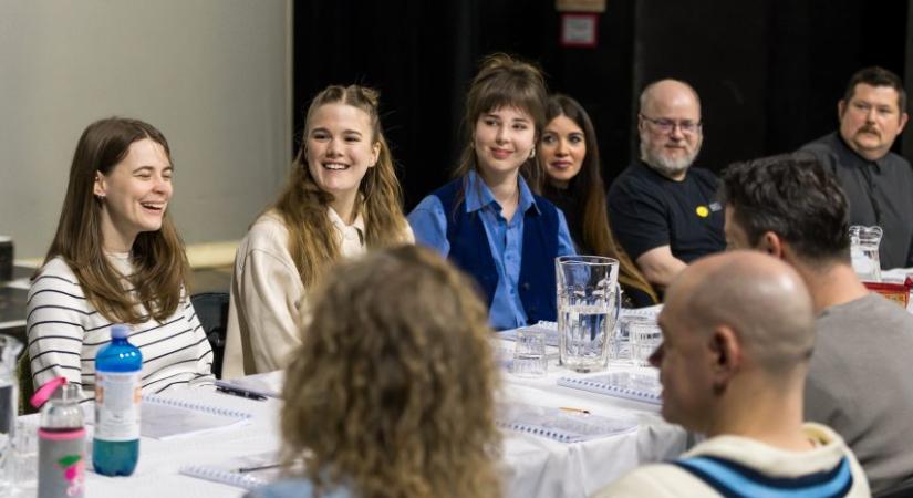 Kecskeduda kíséri az Énekes madarat Szegeden