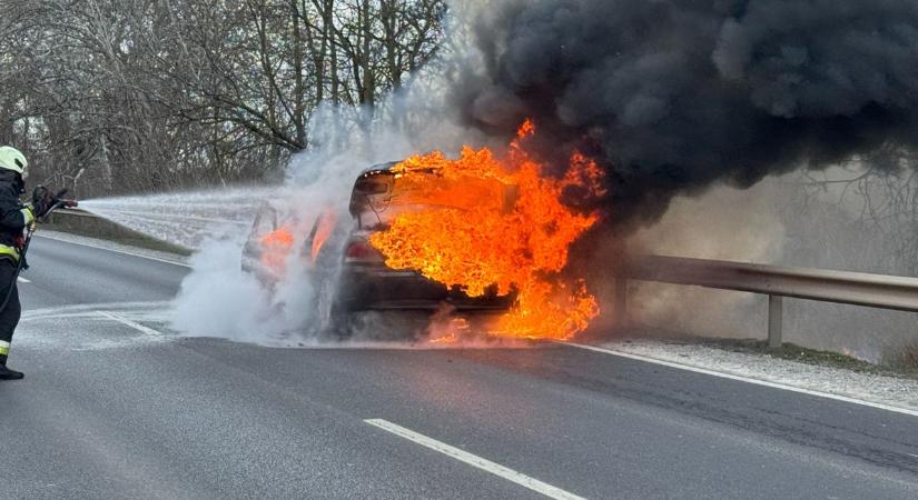 Hatalmas autótűz Ebesnél, teljesen le kellett zárni a 4-es főutat – fotókkal