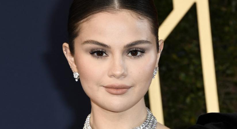 Selena Gomez piros kabátja a szezon legmerészebb darabja, tökéletesen áll neki